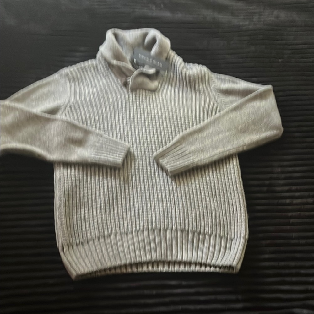 Cozy Gray Turtleneck Sweater with Ribbed Knit